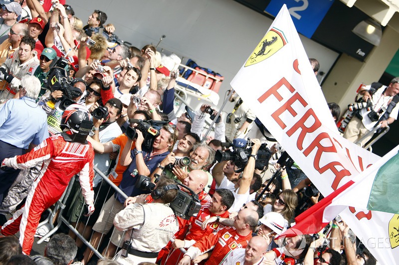 Yarış galibi Kimi Raikkonen, Ferrari F2007, ve takım, Parc Ferme