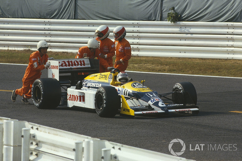 Nelson Piquet, Williams FW11B Honda with marshalls