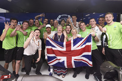 Campeón del mundo de F1 2017 Lewis Hamilton, Mercedes AMG F1 con su madre Carmen Lockhart