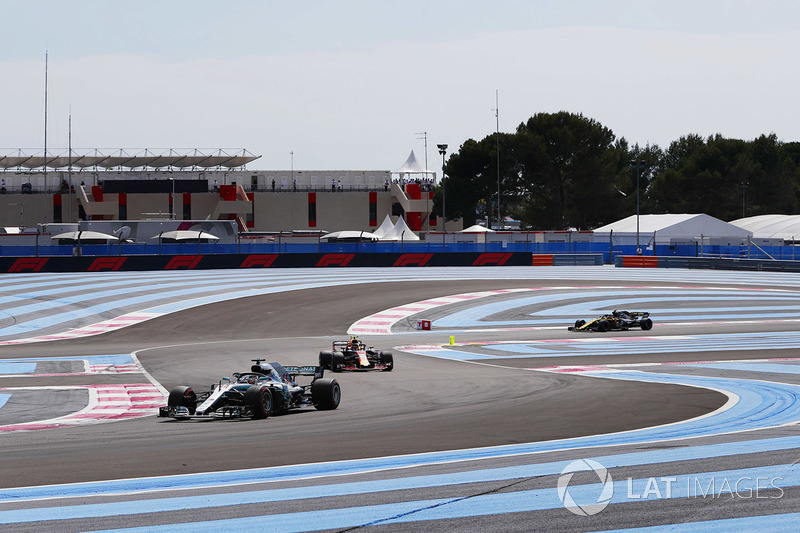 Lewis Hamilton, Mercedes AMG F1 W09, leads Max Verstappen, Red Bull Racing RB14, and Carlos Sainz Jr., Renault Sport F1 Team R.S. 18