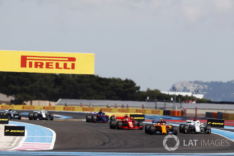 Stoffel Vandoorne, McLaren MCL33, leads Marcus Ericsson, Sauber C37, and Sebastian Vettel, Ferrari SF71H