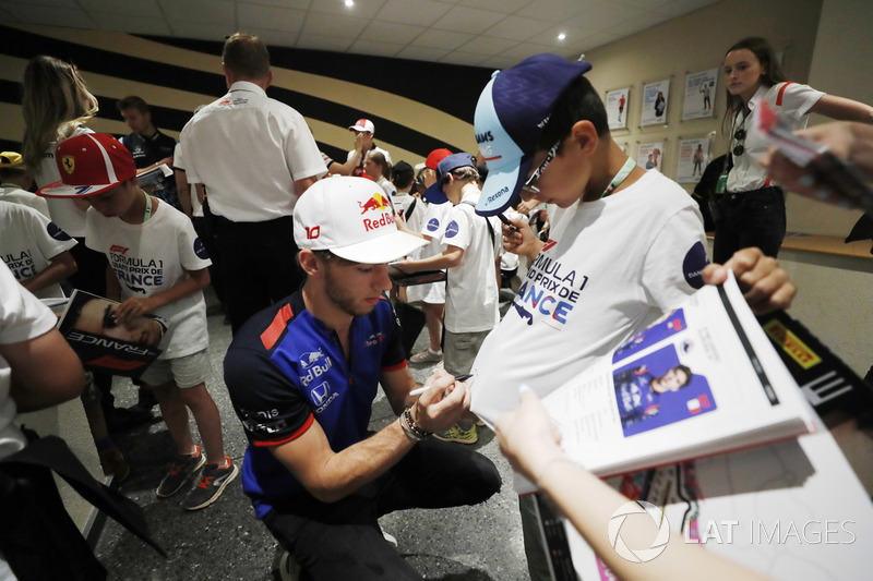 Pierre Gasly, Toro Rosso, signs autographs for the grid kids