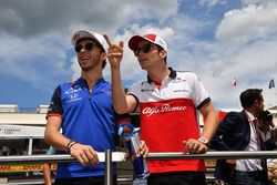 Pierre Gasly, Scuderia Toro Rosso e Charles Leclerc, Sauber, nella drivers parade