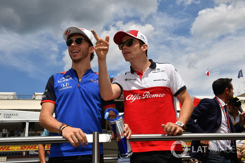 Pierre Gasly, Scuderia Toro Rosso et Charles Leclerc, Sauber lors de la parade des pilotes