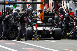 Romain Grosjean, Haas F1 Team VF-18, s'arrête au stand
