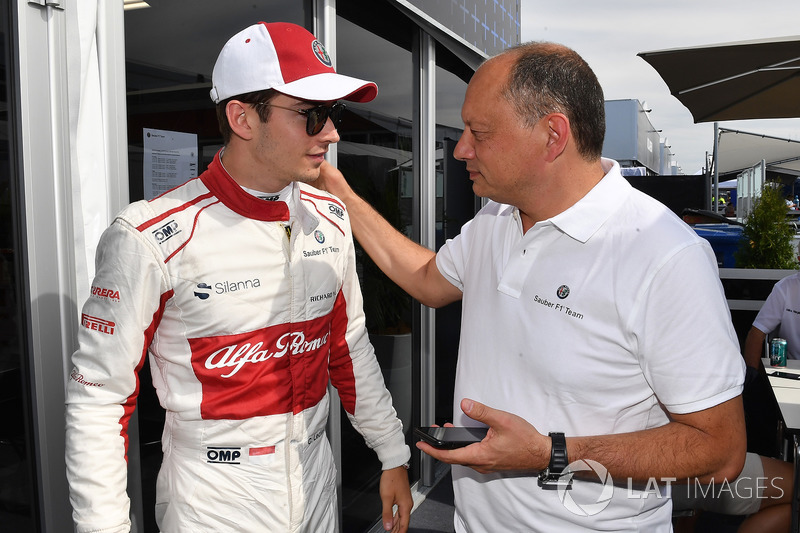 Charles Leclerc, Sauber fête son résultat avec Frédéric Vasseur, Team Principal Sauber