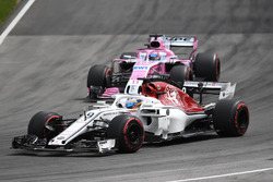 Marcus Ericsson, Sauber C37 et Sergio Perez, Force India VJM11