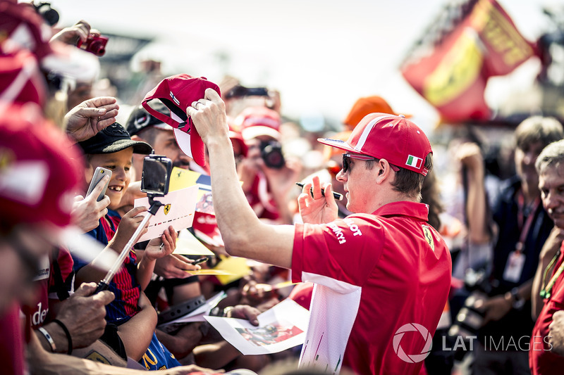 Kimi Raikkonen, Ferrari signs autographs for the fans