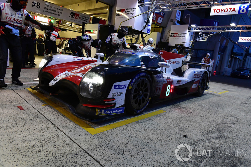 #8 Toyota Gazoo Racing Toyota TS050: Sébastien Buemi, Kazuki Nakajima, Fernando Alonso, pit stop