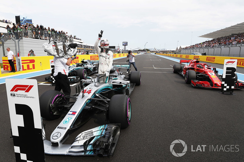 Ganador de la pole Lewis Hamilton, Mercedes AMG F1 W09, celebra