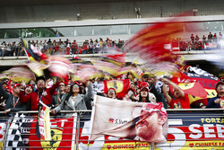 Fans van Sebastian Vettel, Ferrari, zwaaien de vlaggen