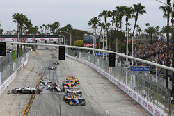 Start: Alexander Rossi, Andretti Autosport Honda, führt; Simon Pagenaud, Team Penske, crasht