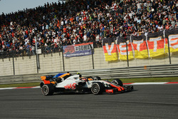 Кевин Магнуссен, Haas F1 Team VF-18, и Фернандо Алонсо, McLaren MCL33
