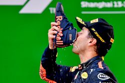 Racewinnaar Daniel Ricciardo, Red Bull Racing viert de overwinning op het podium met een shoey