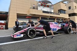 Les mécaniciens avec la Force India VJM11
