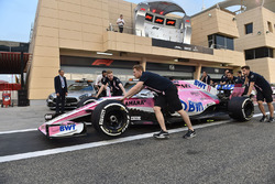 Force India F1 mechanics with Force India VJM11 in pit lane