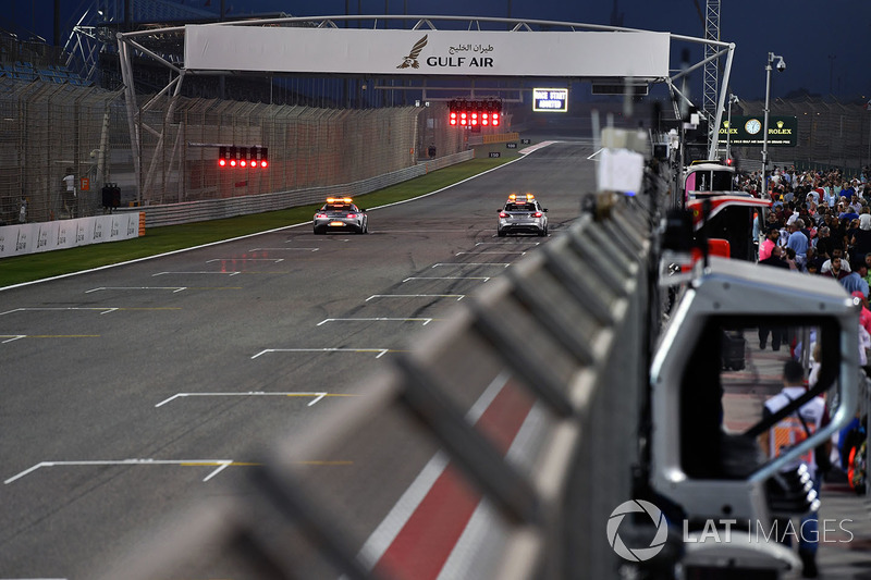 Coche de seguridad y vehículo médico en el Walkabout de pit lane