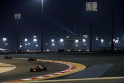 Daniel Ricciardo, Red Bull Racing RB14 Tag Heuer, devant Brendon Hartley, Toro Rosso STR13 Honda