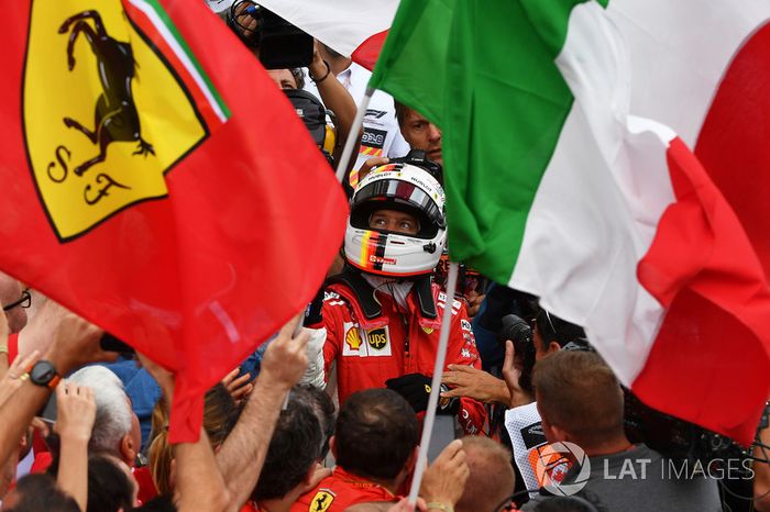 El ganador de la carrera Sebastian Vettel, de Ferrari, celebra su triunfo número 50