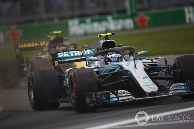 Валттери Боттас, Mercedes AMG F1 W09, и Карлос Сайнс, Renault Sport F1 Team RS18