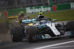 Valtteri Bottas, Mercedes AMG F1 W09, sort de la piste en prenant un tour à Carlos Sainz Jr., Renault Sport F1 Team R.S. 18