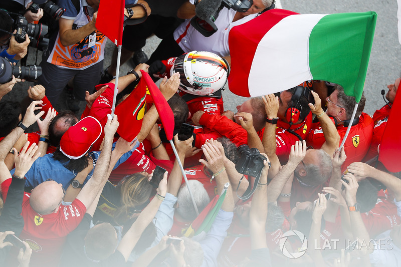 El ganador del GP de Canadá, Sebastian Vettel, Ferrari celebra su victoria en parc ferme con el equipo