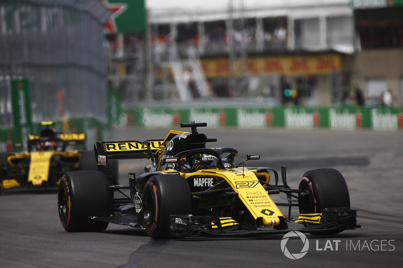 Nico Hulkenberg, Renault Sport F1 Team R.S. 18., leads Carlos Sainz Jr., Renault Sport F1 Team R.S.