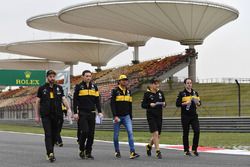 Carlos Sainz Jr., Renault Sport F1 Team camina en la pista