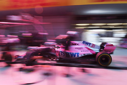 Команда Sahara Force India F1 отрабатывает процедуру пит-стопа