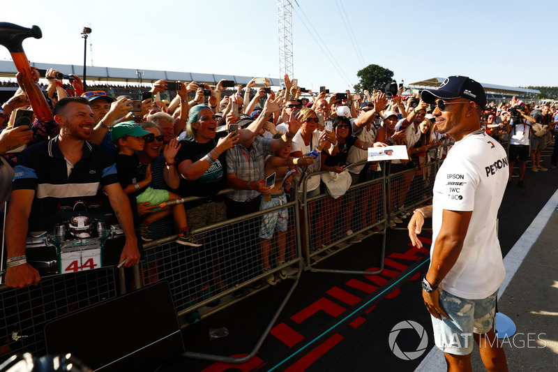 Lewis Hamilton, Mercedes AMG F1, firma autografi ai tifosi