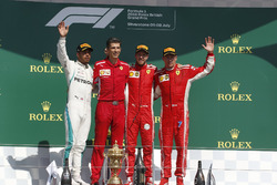 Lewis Hamilton, Mercedes-AMG F1,Claudio Albertini, ingénieur Ferrari, Sebastian Vettel, Ferrari et Kimi Raikkonen, Ferrari sur le podium