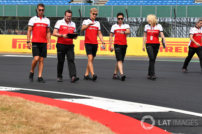 Marcus Ericsson, Sauber parcourt la piste à pied