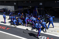 Pierre Gasly, Toro Rosso STR13, maakt een pitstop