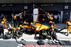 Fernando Alonso, McLaren MCL33, s'arrête aux stands