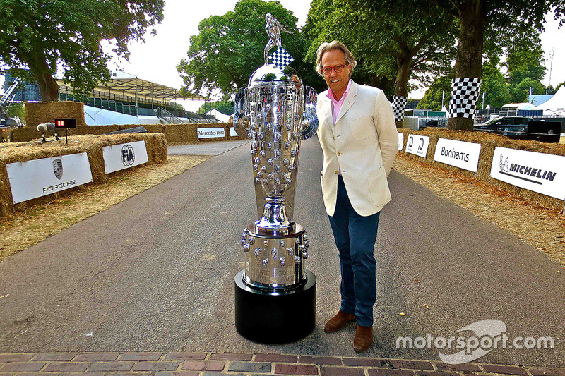 Duke of Richmond bersama Trofi Borg Warner
