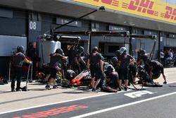 Kevin Magnussen, Haas F1 Team VF-18 pit stop