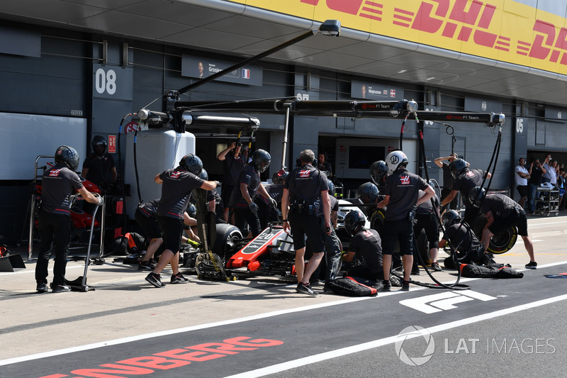 Kevin Magnussen, Haas F1 Team VF-18 pit stop
