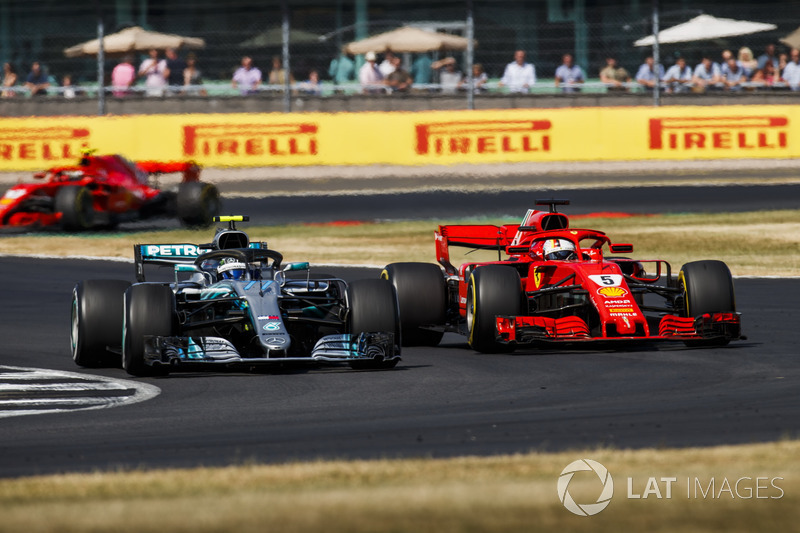 Valtteri Bottas, Mercedes AMG F1 W09, battles with Sebastian Vettel, Ferrari SF71H