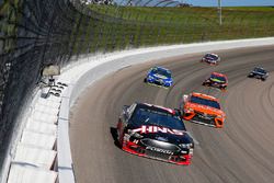 Clint Bowyer, Stewart-Haas Racing Ford y Daniel Suarez, Joe Gibbs Racing Toyota