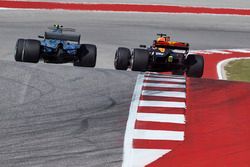 Daniel Ricciardo, Red Bull Racing RB13 ve Valtteri Bottas, Mercedes AMG F1 W08