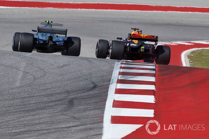Daniel Ricciardo, Red Bull Racing RB13, battles with Valtteri Bottas, Mercedes AMG F1 W08
