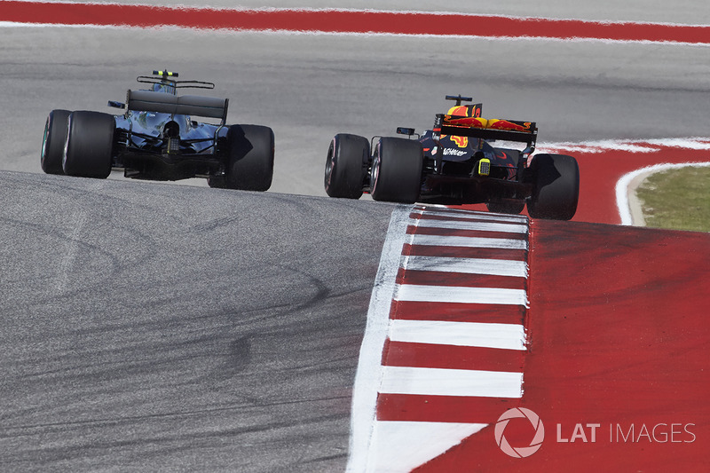 Daniel Ricciardo, Red Bull Racing RB13, battles with Valtteri Bottas, Mercedes AMG F1 W08