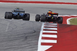Daniel Ricciardo, Red Bull Racing RB13, battles with Valtteri Bottas, Mercedes AMG F1 W08