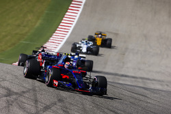 Daniil Kvyat, Scuderia Toro Rosso STR12, Romain Grosjean, Haas F1 Team VF-17