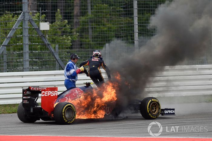 Daniil Kvyat, Toro Rosso STR9 Renault, con fuego en su coche