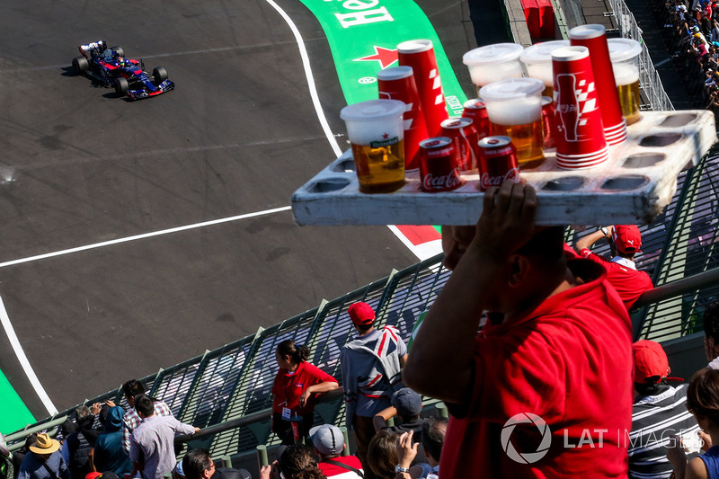 Brendon Hartley, Scuderia Toro Rosso STR12 and beer vendor