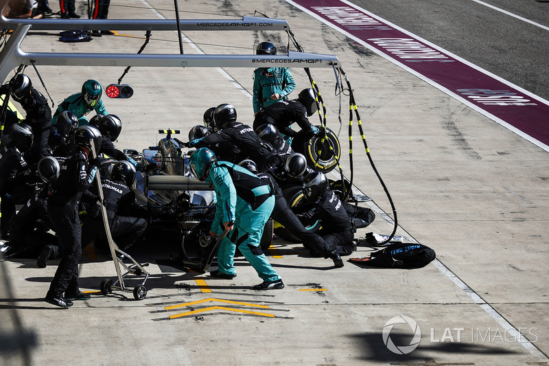 Valtteri Bottas, Mercedes AMG F1 W08, pit stop action