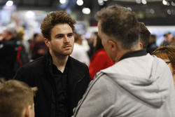 Oliver Rowland parla con i visitatori