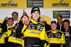 Il vincitore della gara Ryan Blaney, Team Penske, Menards/Peak Ford Fusion festeggia