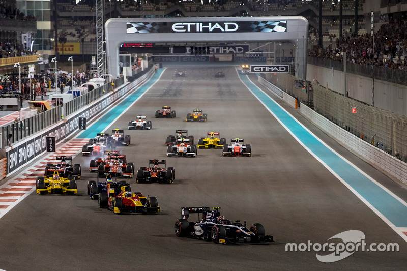 Artem Markelov, RUSSIAN TIME, leads Nyck De Vries, Racing Engineering and the rest of the field at the start of the race